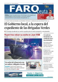 UN COCHE DE LA FUNERARIA CON UN CADÁVER, OBLIGADO A LA COLA